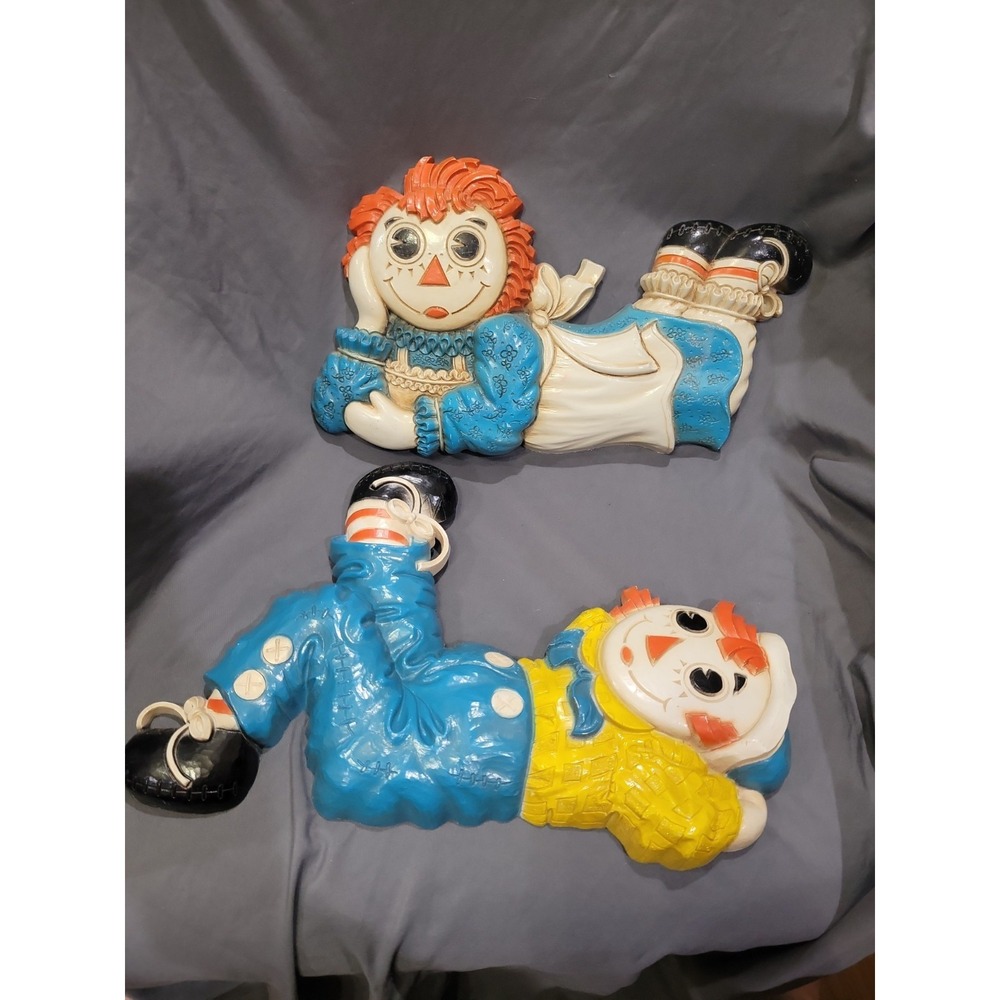 RAGGEDY ANN & ANDY, PAIR OF PLASTIC PLAQUE WALL DECOR, BOBBS-MERRILL, 1977